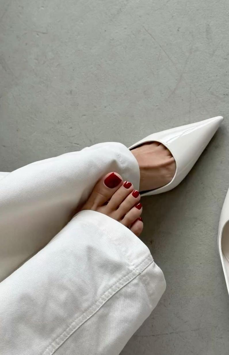 Professional dry e-file Russian pedicure with gel polish in Kent, WA featuring clean cuticles, healthy feet, precision nail care, and a luxury finish. Serving Seattle, Bellevue, Renton, Auburn, Covington, Maple Valley, and the surrounding areas.